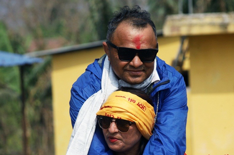 womens_day_wife_carry_husband_4_AZfOADejg7.jpg