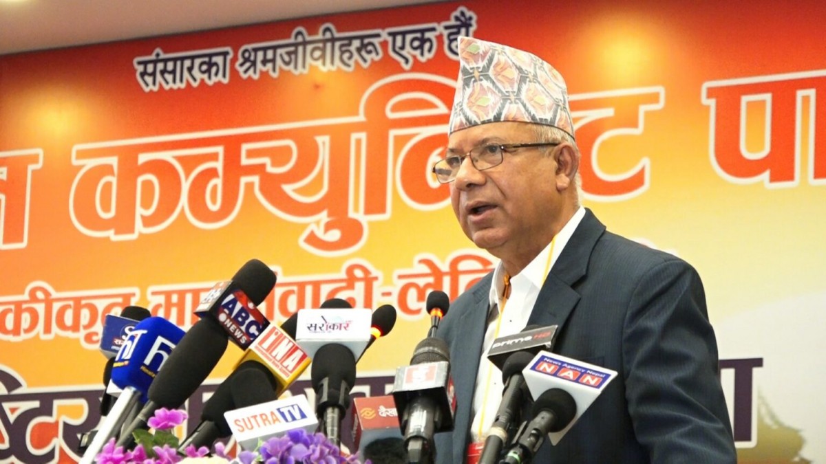 ‘म भए बेडरुममै पसेर ओलीको गाला मुसार्दै फकाउथें’ : माधव नेपाल