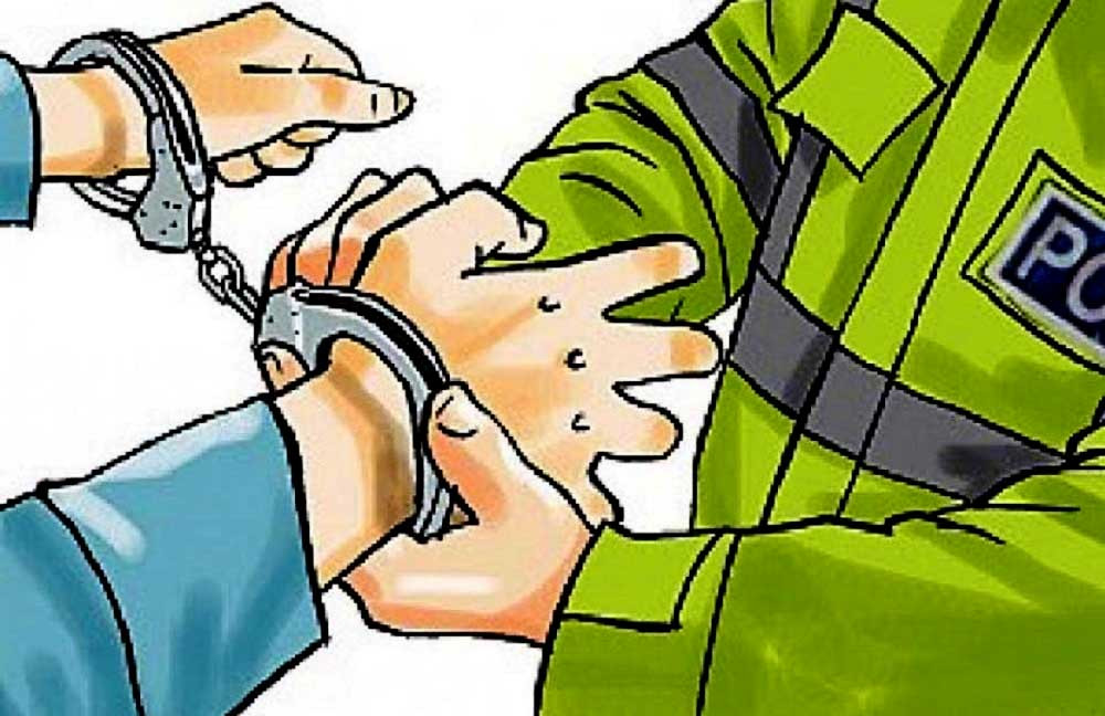 स्रोत नखुलेको १४ लाख सहित दुई पक्राउ