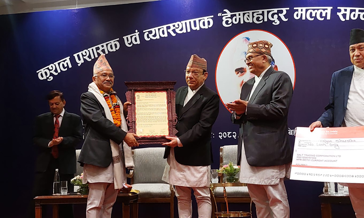 पूर्वप्रधानन्यायाधीश श्रेष्ठ ‘हेमबहादुर मल्ल सम्मान’ बाट सम्मानित