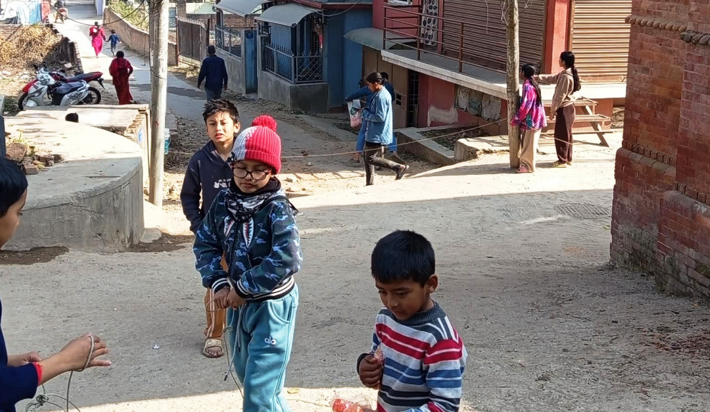 पर्वको मौकामा बाटैमा छेकबार
